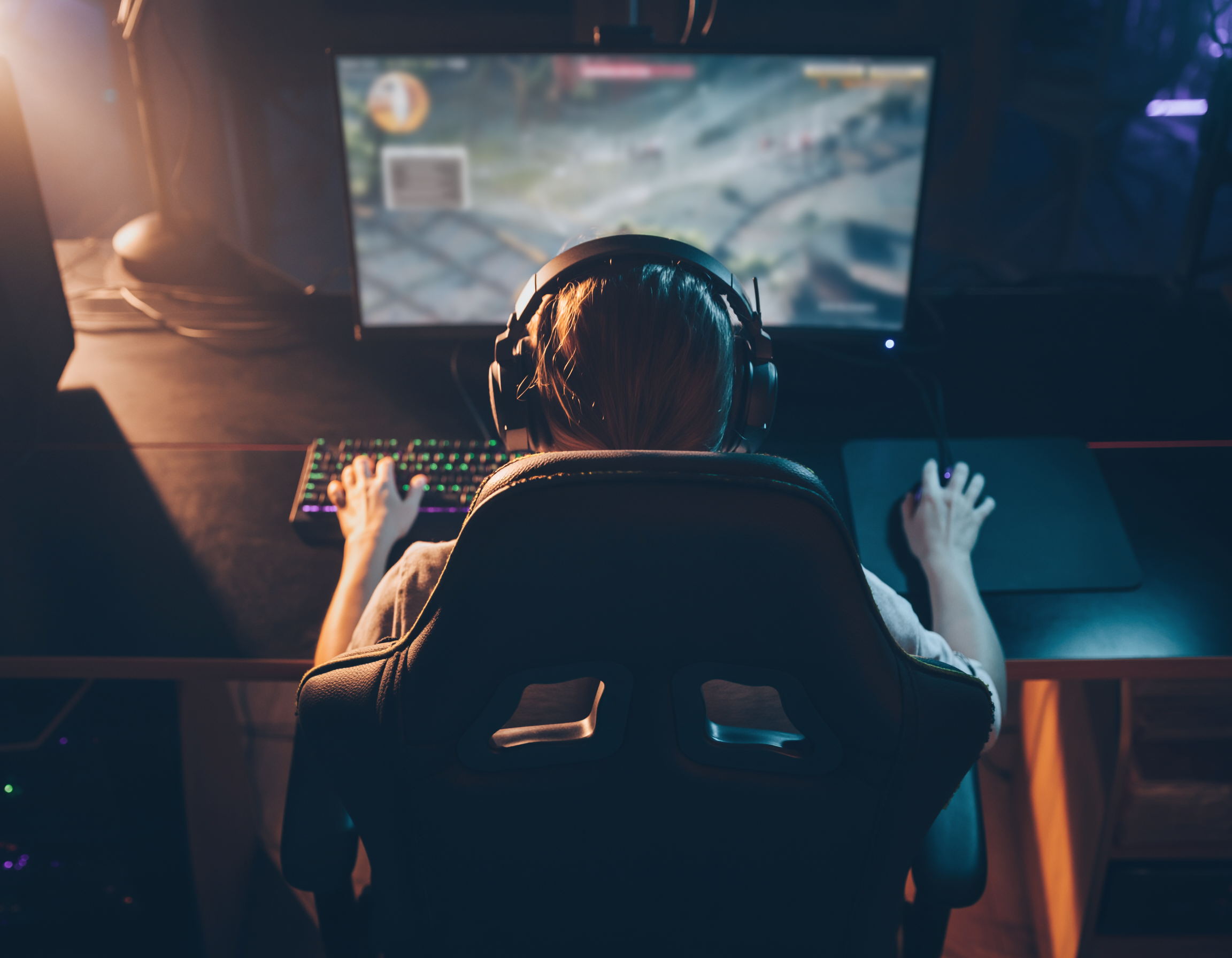 Jugador probando rendimiento de su tarjeta gráfica en un juego